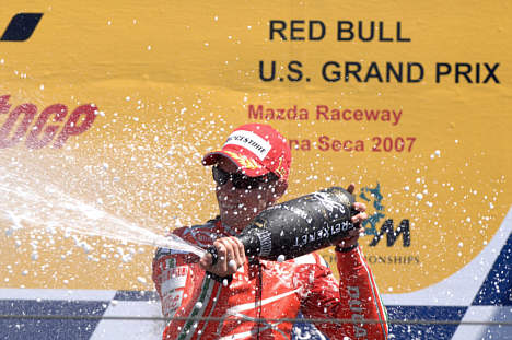 Casey Stoner vandt sin sjette sejr i 2007, da han kørte først over målstregen i USA’s Grand Prix på Laguna Seca racerbanen.